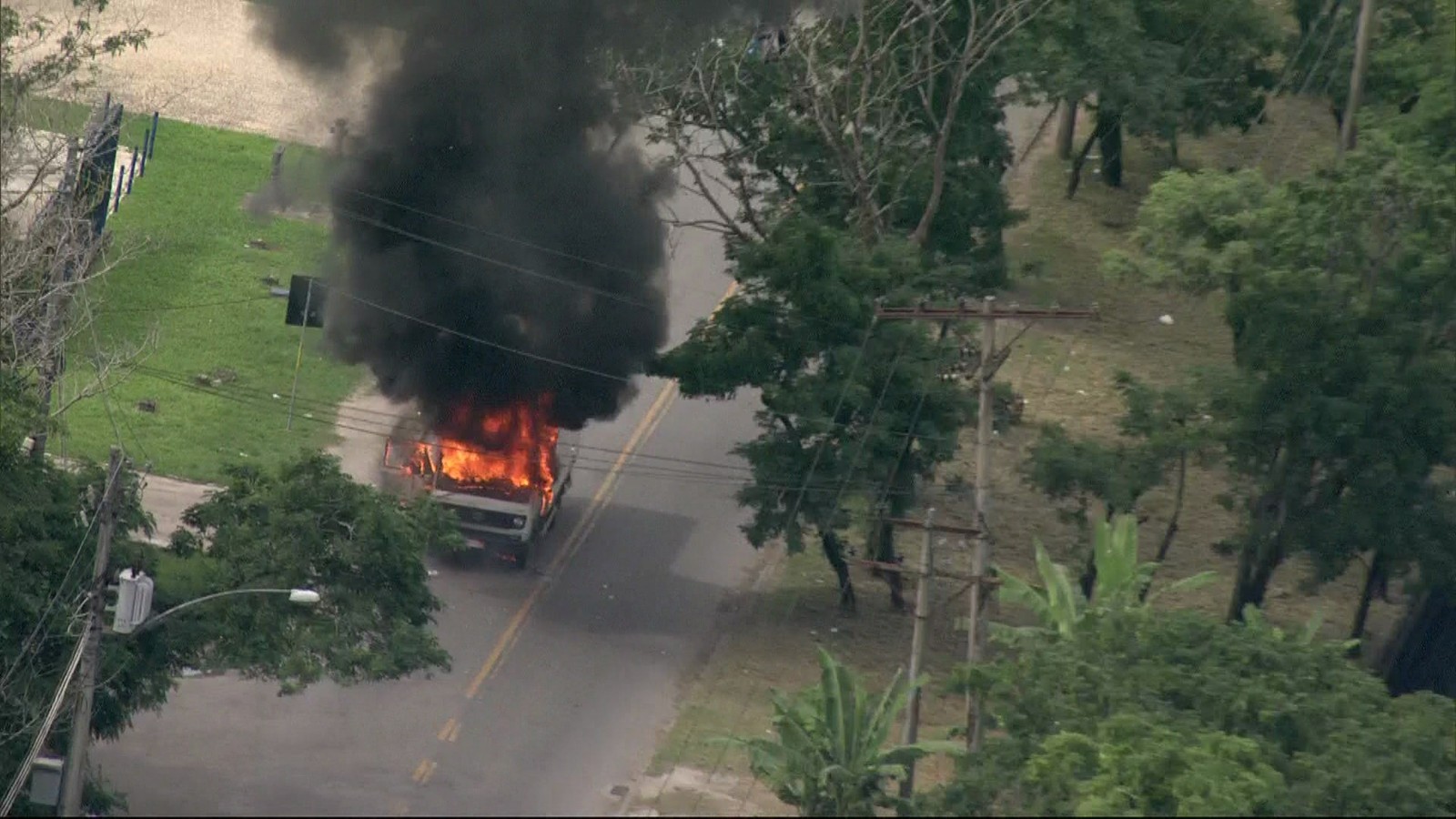 Caminh&atilde;o &eacute; incendiado na manh&atilde; desta ter&ccedil;a-feira (2), no Rio de Janeiro - Foto: Reprodu&ccedil;&atilde;o/Tv Globo