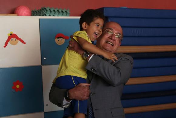 O presidente do TSE, Gilmar Mendes, carrega uma das crian&ccedil;as da Casa da M&atilde;e Preta &ndash; Foto: Jos&eacute; Cruz/Ag&ecirc;ncia Brasil