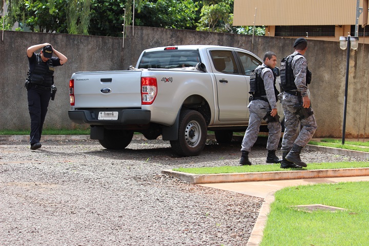 Policiais da For&ccedil;a T&aacute;tica de Nova Andradina deram apoio a a&ccedil;&atilde;o do Gaeco &ndash; Foto: Luis Gustavo/Jornal da Nova 