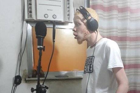 Kenny Vulcan em grava&ccedil;&atilde;o em est&uacute;dio, com fone de ouvido e em frente a microfone - Foto: Arquivo pessoal