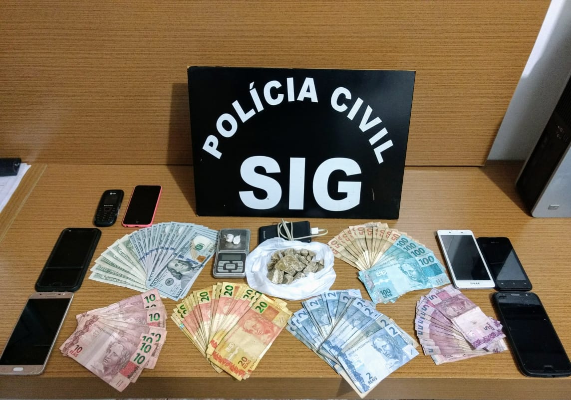 Material entorpecente, dinheiro, celulares, balan&ccedil;a de precis&atilde;o e crack apreendidos &ndash; Foto: Pol&iacute;cia Civil/Divulga&ccedil;&atilde;o
