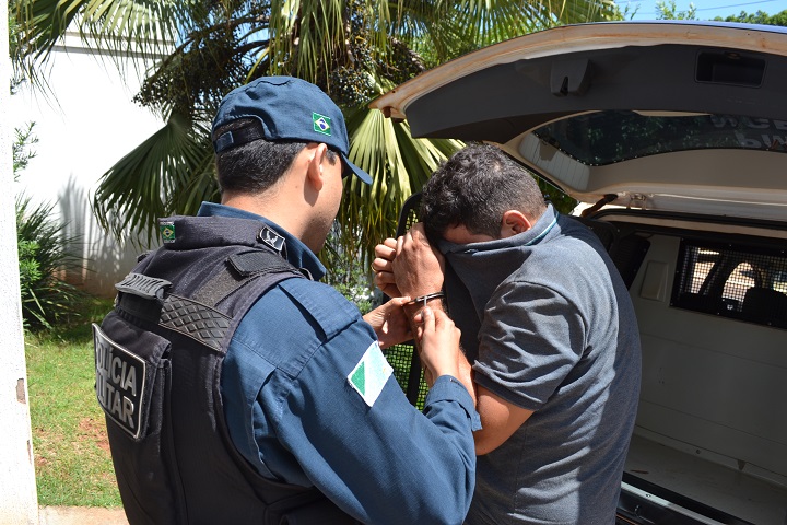 Suspeitos chegando na Delegacia de Nova Andradina - Foto: Luis Gustavo/Jornal da Nova