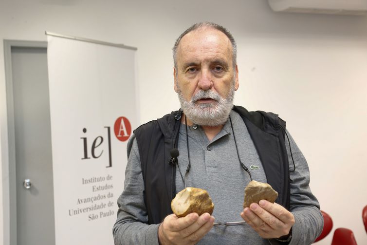 Professor Walter Neves: descobertas demonstram que o homem n&atilde;o deixou a &Aacute;frica por volta de 1,9 milh&atilde;o, mas h&aacute; 2,4 milh&otilde;es de anos  - Foto: Cec&iacute;lia Bastos/USP Imagem
