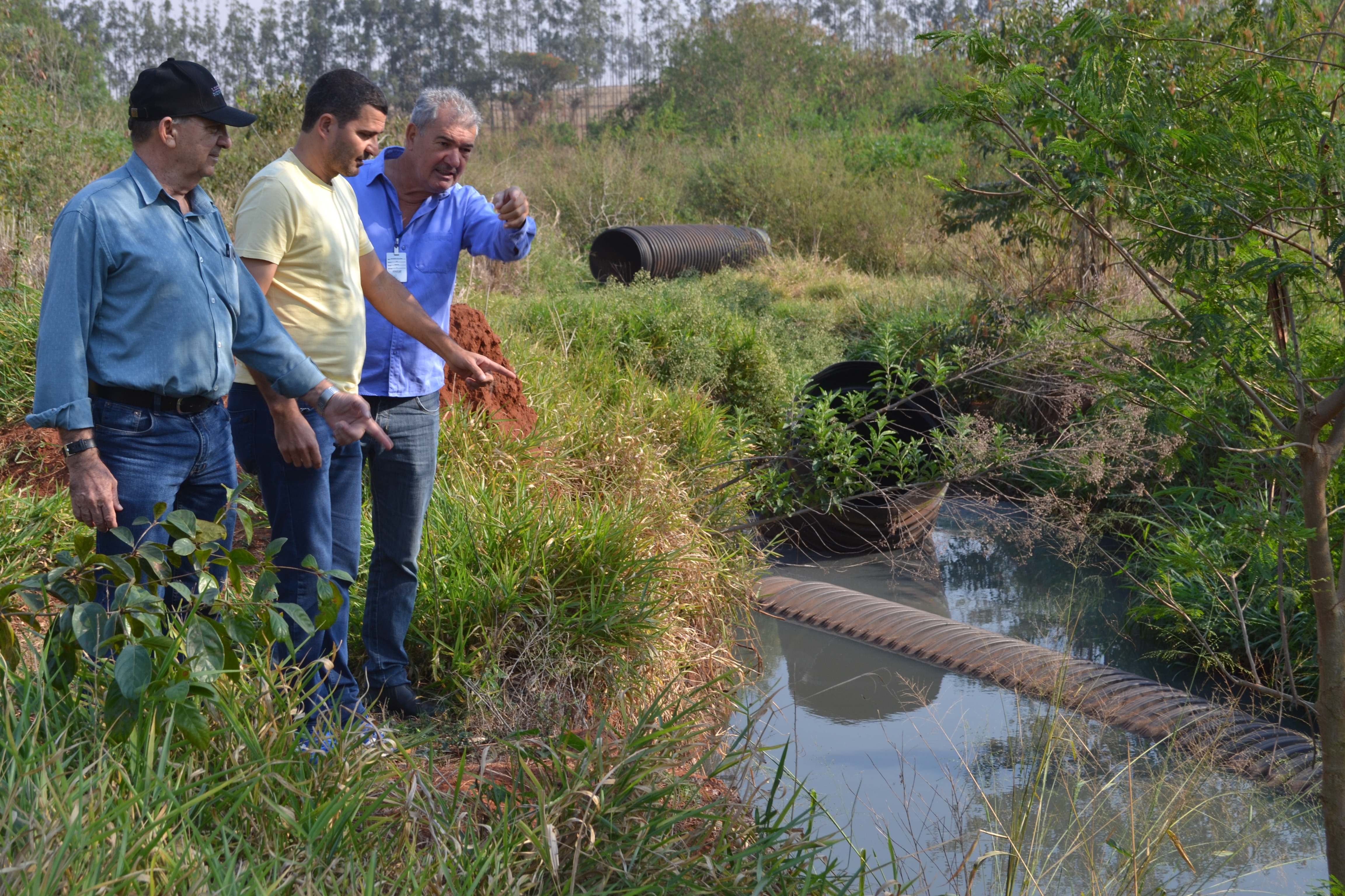 Vereador Amarelinho, secret&aacute;rio Roberto Ginell e Jair Ribeiro da Sanesul estiveram no local - Foto: Jornal da Nova