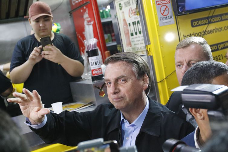 O presidente da Rep&uacute;blica, Jair Bolsonaro, come cachorro-quente no food truck Hot Dog do Senhor, em visita &agrave; cidade de Resende &ndash; Foto: Fernando Fraz&atilde;o/Ag&ecirc;ncia Brasil