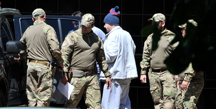Jamil Name (de pijama e touca) foi preso em opera&ccedil;&atilde;o do Gaeco - Foto: Valdenir Rezende/Correio do Estado