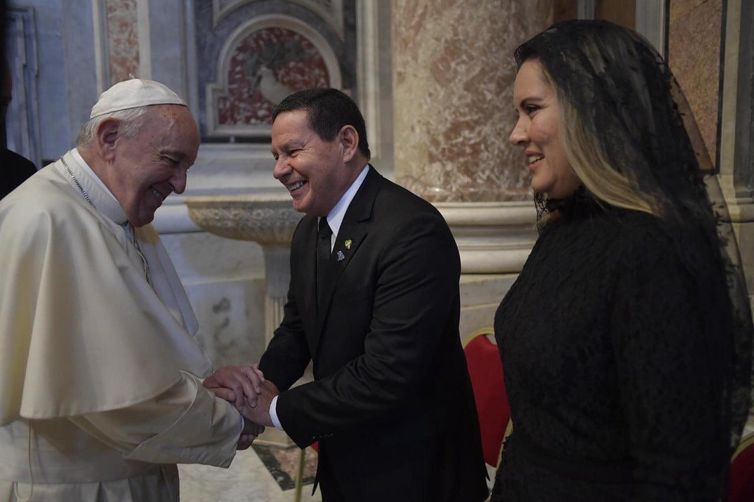 O Papa Francisco cumprimenta o vice-presidente general Hamilton Mourão e sua esposa, Paula Mourão no Vaticano - Foto: Twitter/vice-presidente Hamilton Mourão