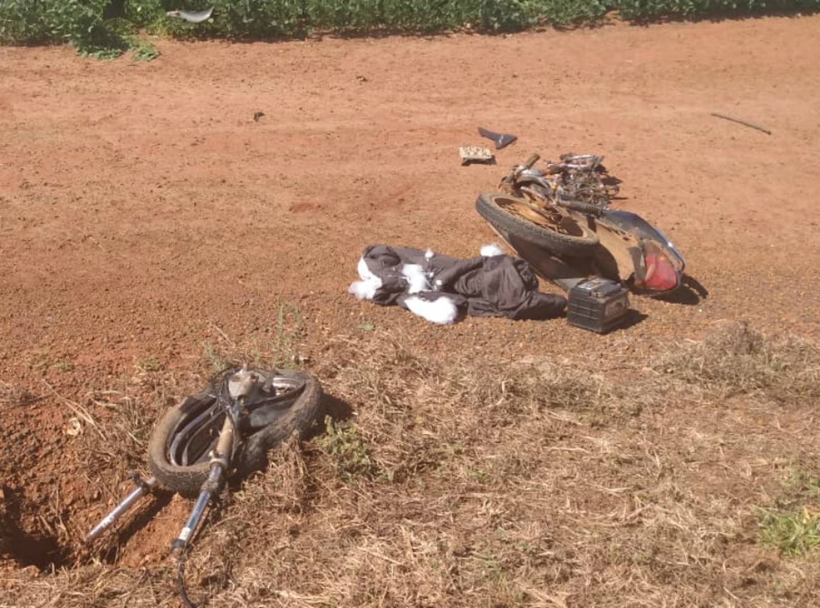 Moto ficou despedaça em razão da violência da colisão com o carro na MS-306 - Foto: Divulgação/PMR