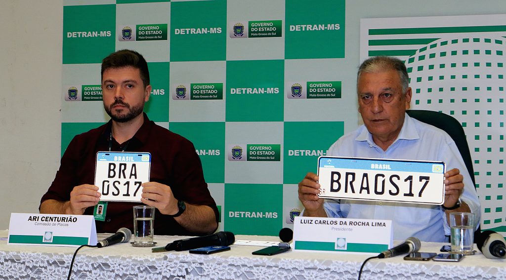 Luiz Rocha (direita) e Arioldo Centuri&atilde;o (esquerda) deram detalhes sobre o novo modelo de emplacamento de ve&iacute;culos - Foto:  Edemir Rodrigues