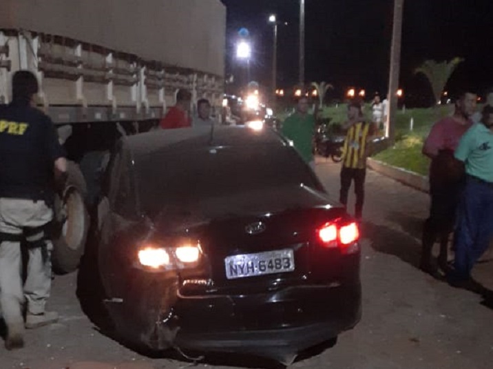 Veículo parou ao colidir em carreta - Foto: Jornal da Nova