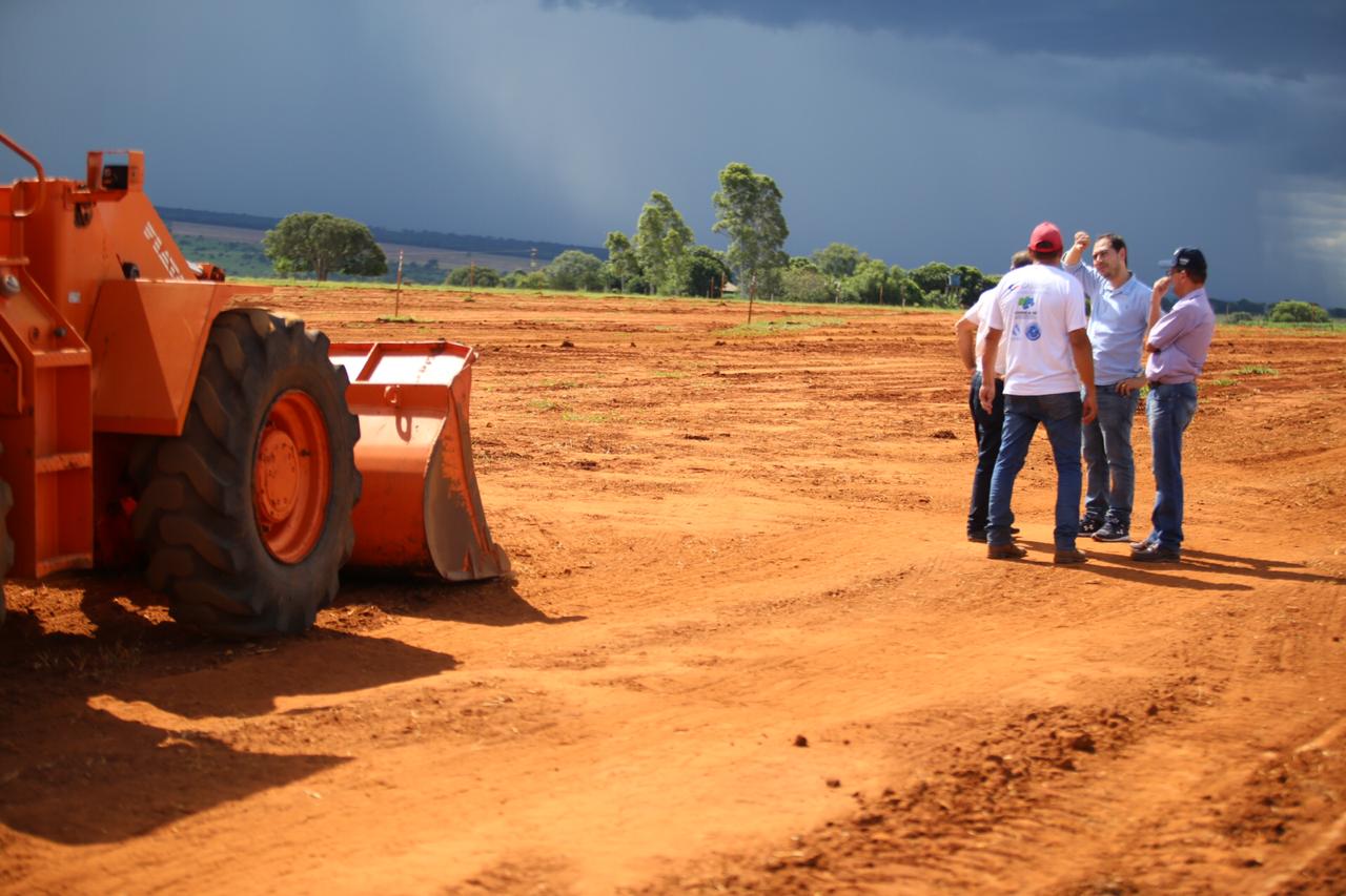 Estiveram no local acompanhando o in&iacute;cio das obras o presidente da c&acirc;mara, respons&aacute;vel pela a ind&uacute;stria e secret&aacute;rio do munic&iacute;pio - Foto: Prefeitura Municipal de Anauril&acirc;ndia/Divulga&ccedil;&atilde;o