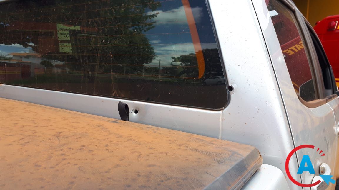  A caminhonete onde estava o ex-prefeito foi alvejada por v&aacute;rios disparos - Foto: A Gazeta News