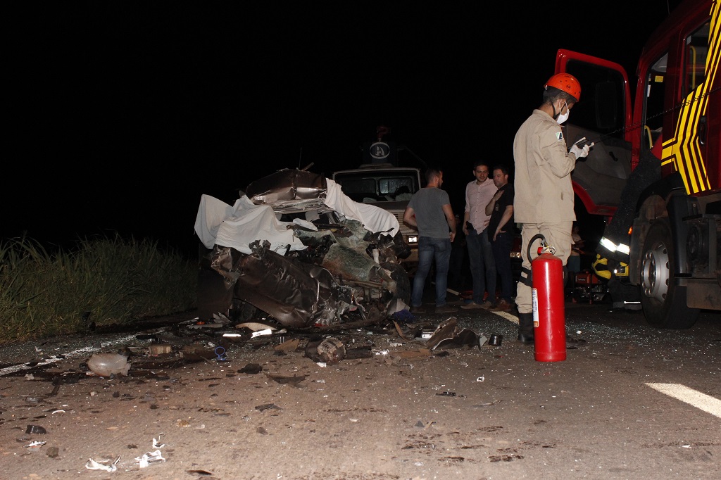 Acidente matou tr&ecirc;s pessoas em Nova Andradina - Foto: Jornal da Nova