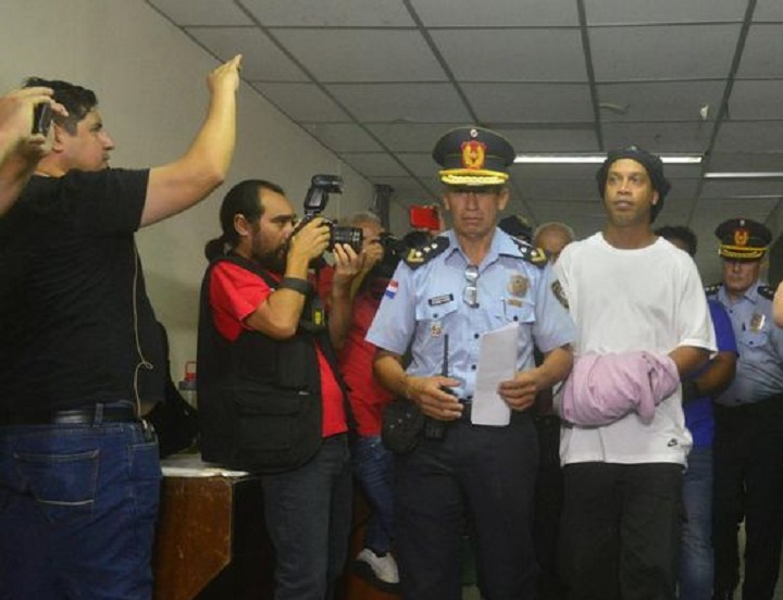 Ronaldinho Gaúcho de algemas para prestar depoimentos no Paraguai, em 7 de março - Foto: Silvio Rojas Fálcon/ABC Color