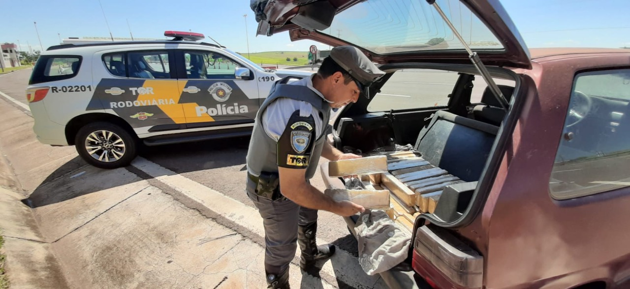 Homem alegou que estava desempregado e com pensão alimentícia atrasada e por isso aceitou o tráfico – Foto: PMR-SP/Divulgação