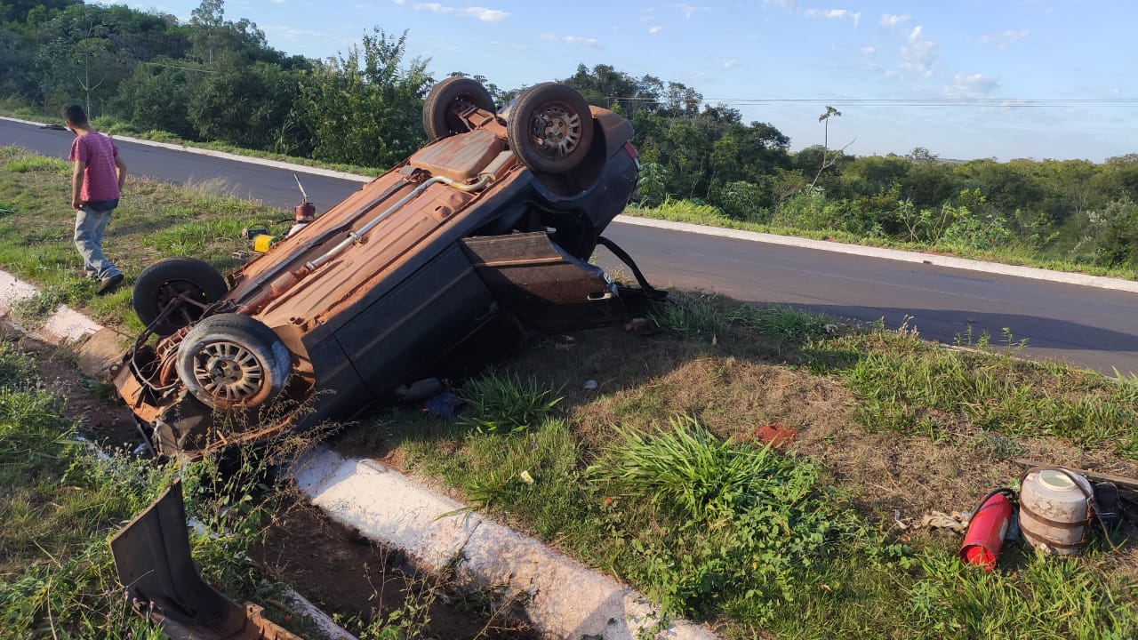 Veículo ficou bastante avariado - Foto: Jornal da Nova