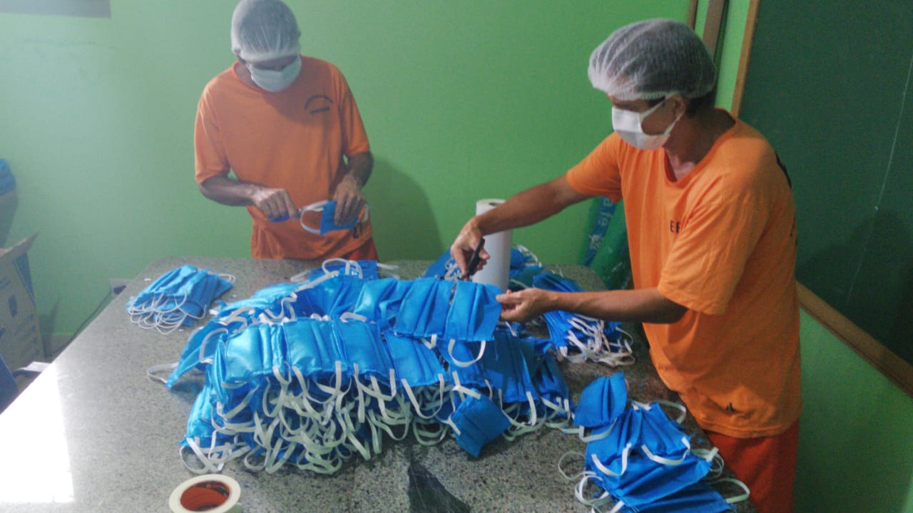 Internos na produção de máscaras - Foto: Divulgação