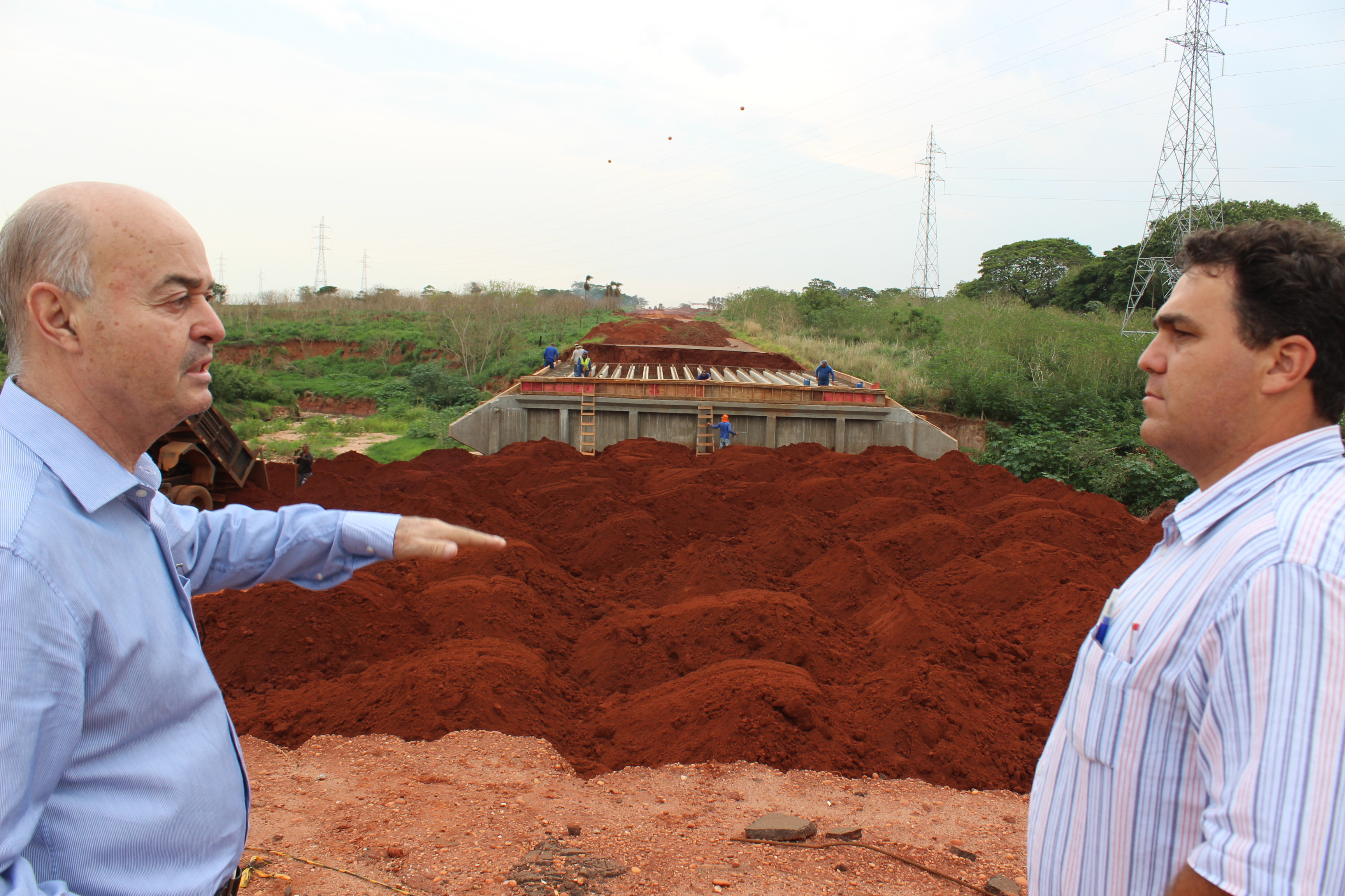 Prefeito Gilberto Garcia e vereador Deildo Piscineiro durante a construção da ponte - Foto: Arquivo/Jornal da Nova