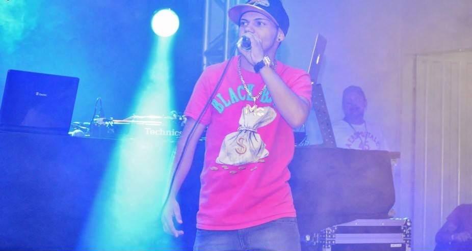MC Dioninha cantando em show - Foto: Arquivo pessoal