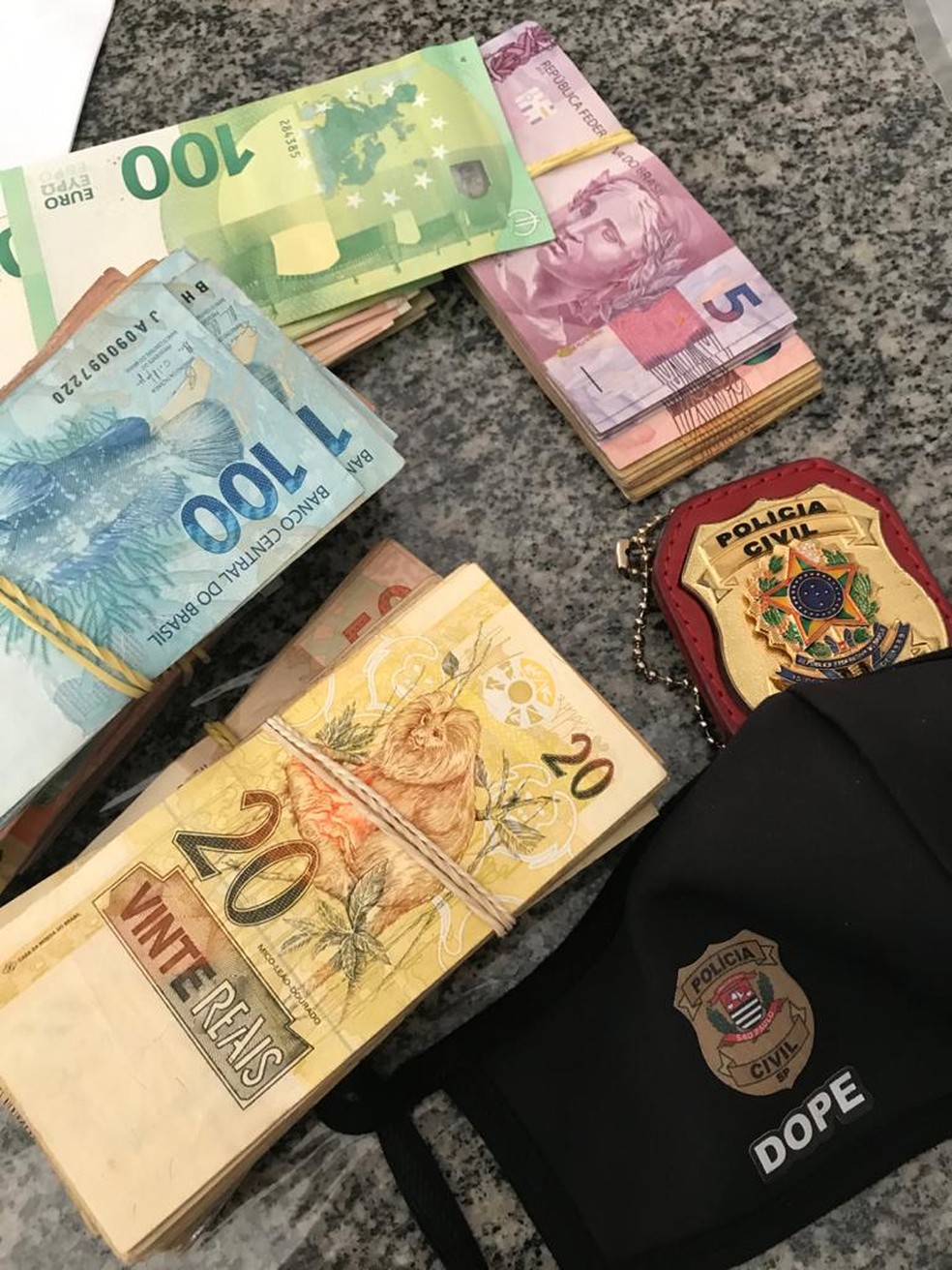 Dinheiro apreendido em opera&ccedil;&atilde;o contra integrantes do MBL em SP - Foto: Reprodu&ccedil;&atilde;o/TV Globo