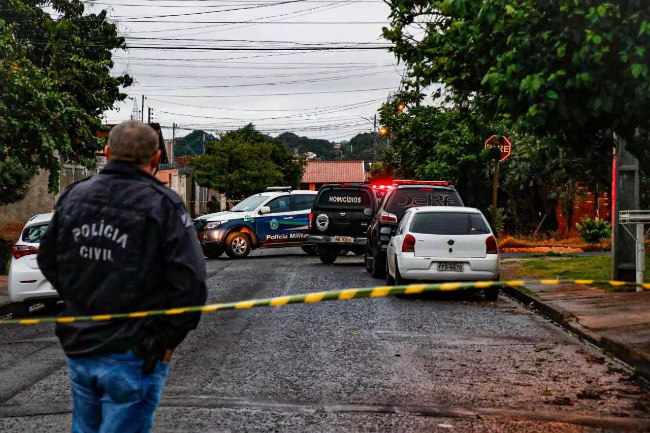 Movimenta&ccedil;&atilde;o de viaturas em frente a resid&ecirc;ncia, no Jardim Leblon, onde policial foi ferido a tiros - Foto: Henrique Kawaminami