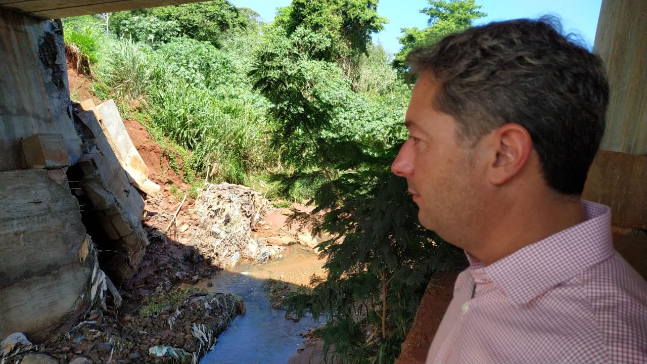 O secretário de Obras do município, Júlio César Marques em visita a ponte caída - Foto: Arquivo/Jornal da Nova 