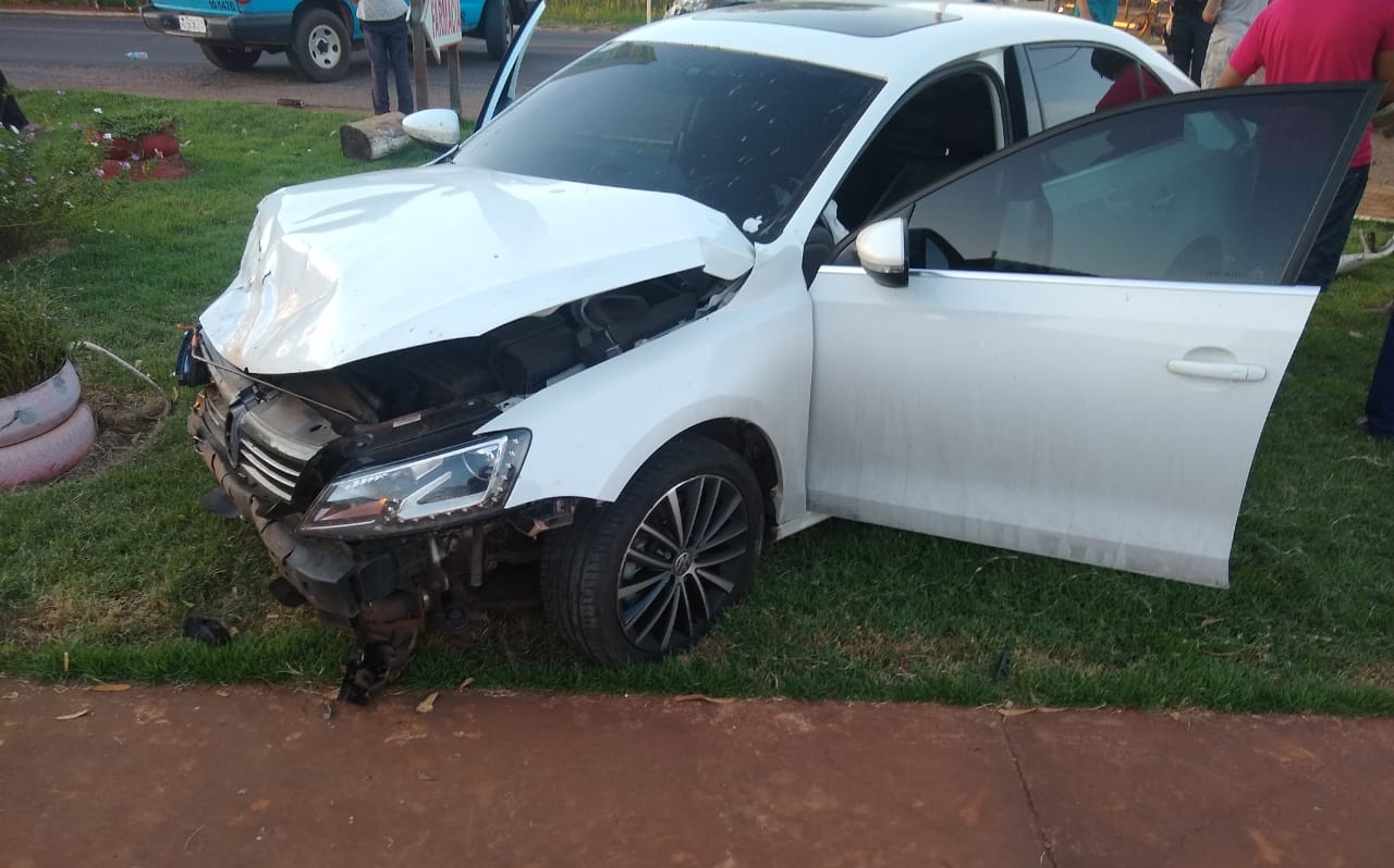 Jetta ap&oacute;s colis&atilde;o saiu da pista, ningu&eacute;m ficou ferido - Foto: Jornal da Nova