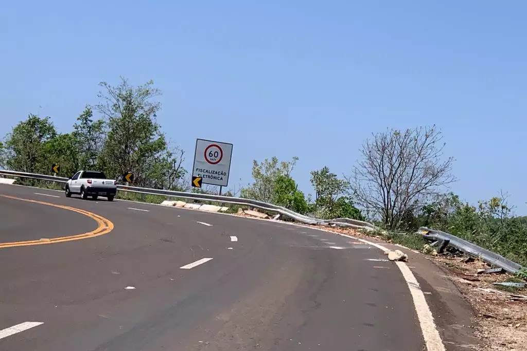 Caminhão caiu em uma curva da BR-060, na Serra de Maracaju - Foto: WhatsApp/Campo Grande News 