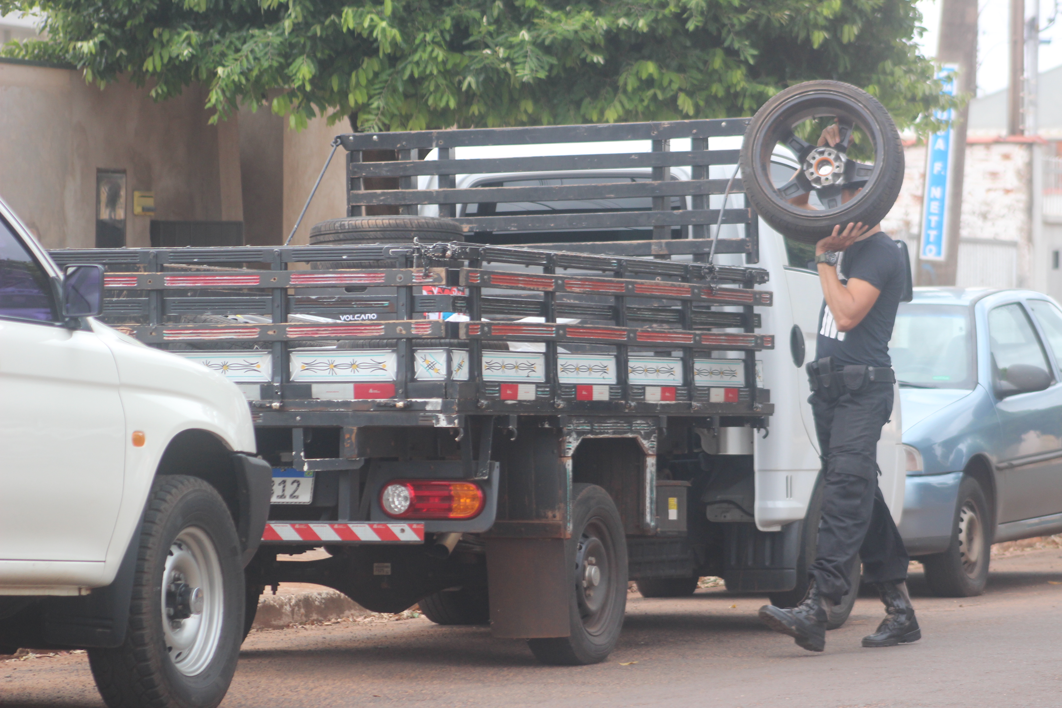 Diversas rodas de liga leve e pneus foram apreendidos - Foto: Jornal da Nova