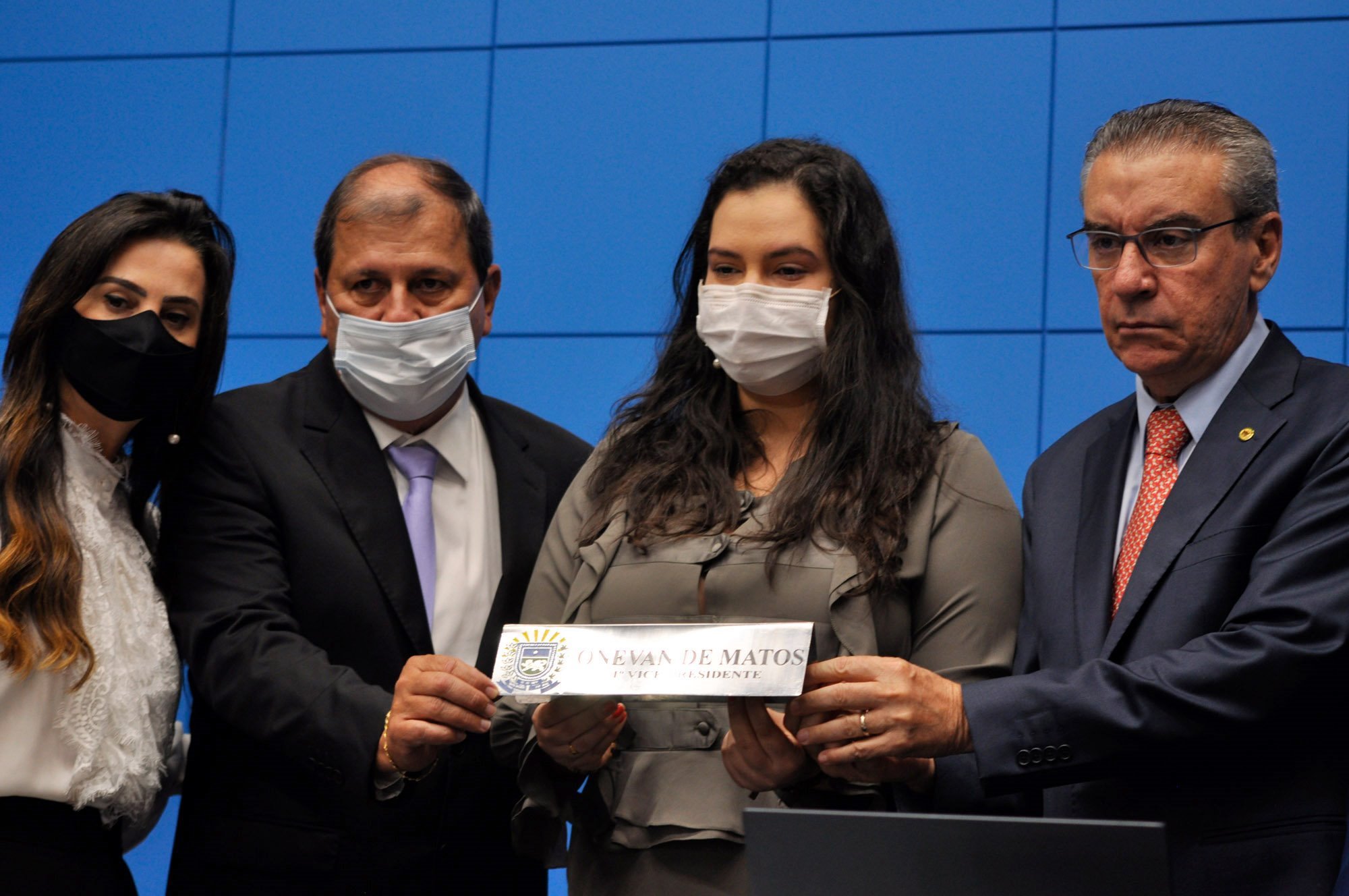 Rhaiza Matos, filha de Onevan, recebe a placa que ficava na mesa de seu pai - Foto: Luciana Nassar 