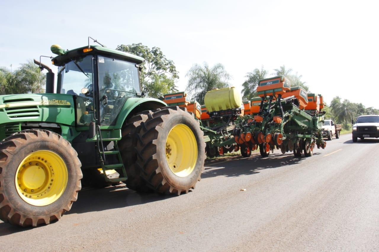 Implementos agrícolas circulam na BR-267: fronteira agrícola avança na região Sudoeste com nova rota de exportações - Foto: Chico Ribeiro