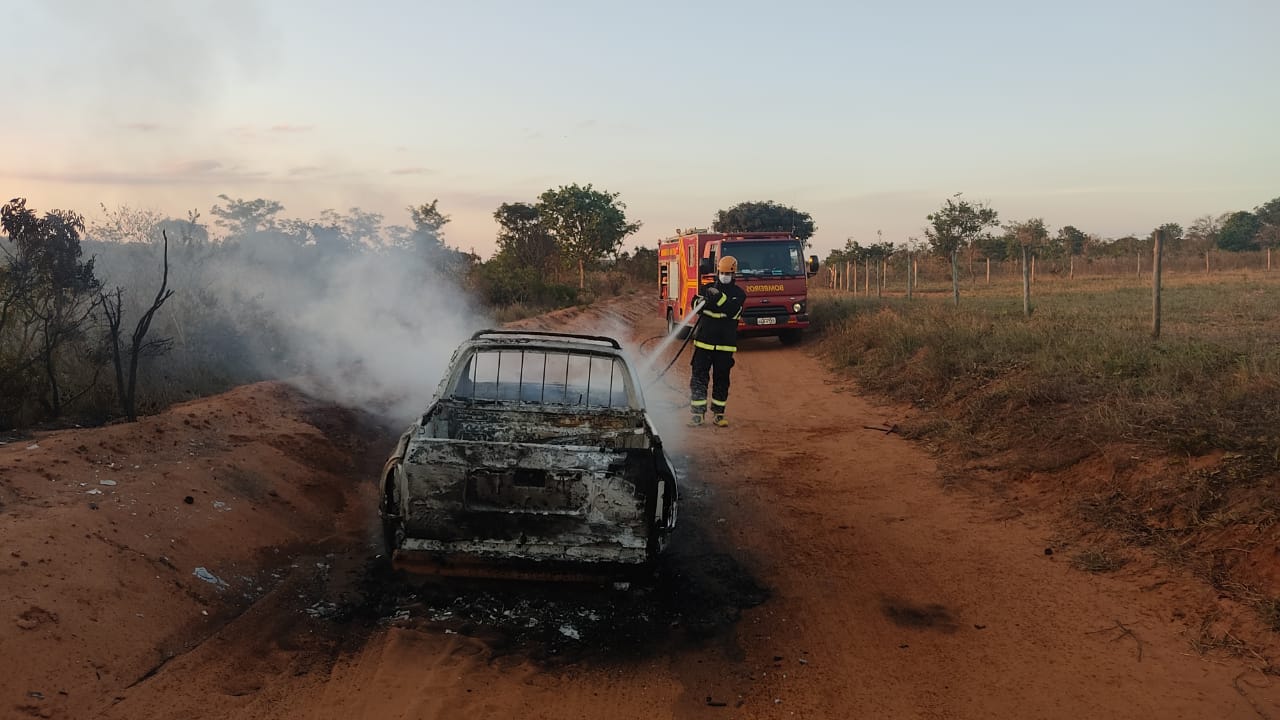 Chamas foram controladas pelos Bombeiros - Foto: Jornal da Nova