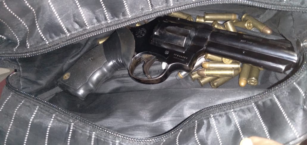 Rev&oacute;lver e muni&ccedil;&otilde;es da v&iacute;tima foram encontrados no local - Foto: Jornal da Nova