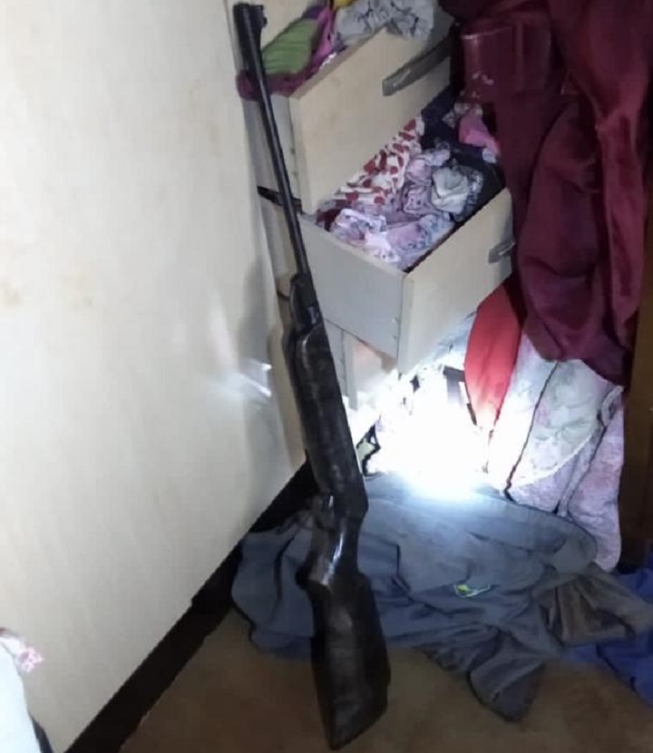 Arma de fogo encontrada na resid&ecirc;ncia do suspeito - Foto: Pol&iacute;cia Civil/Divulga&ccedil;&atilde;o 