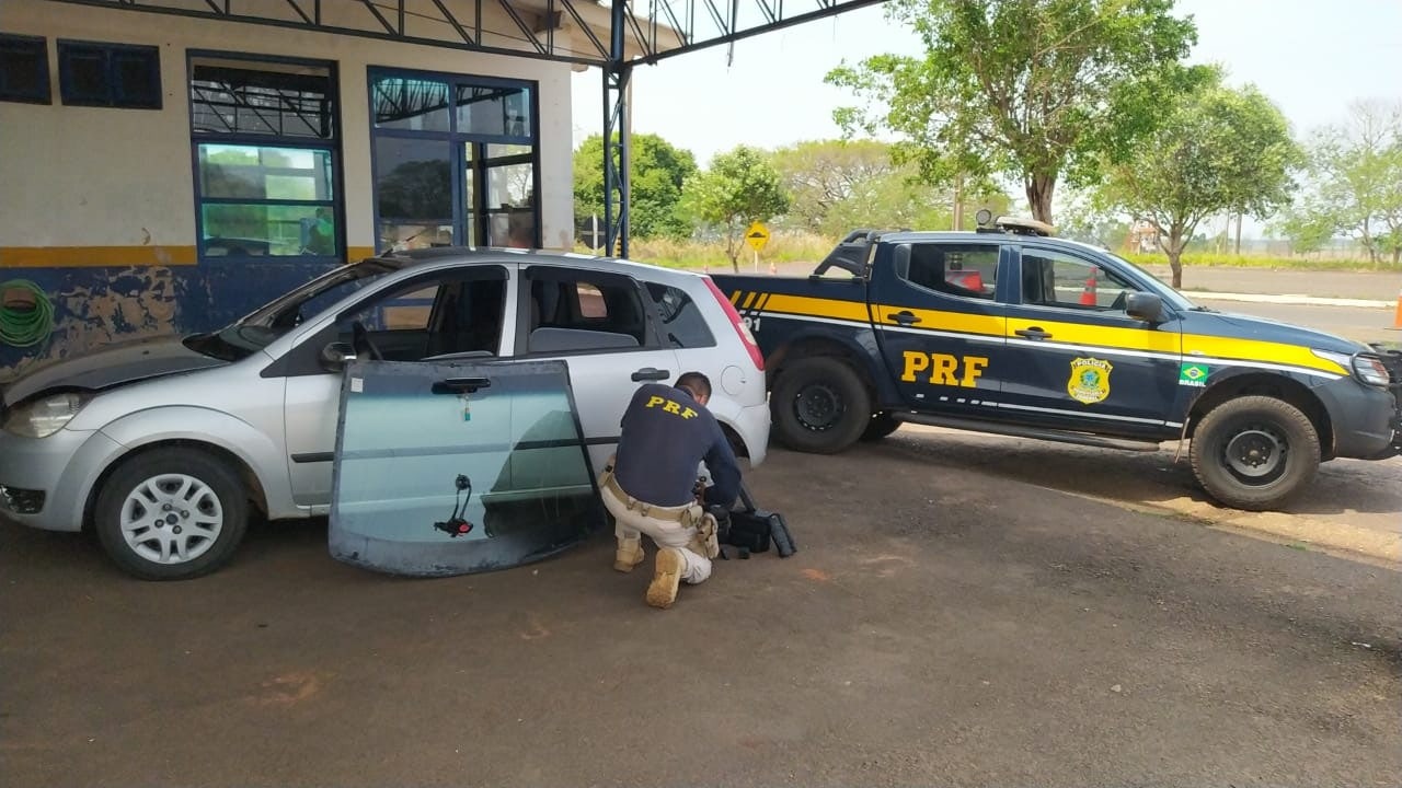 PRF localiza pasta base de cocaína escondida em painel de carro na BR-376