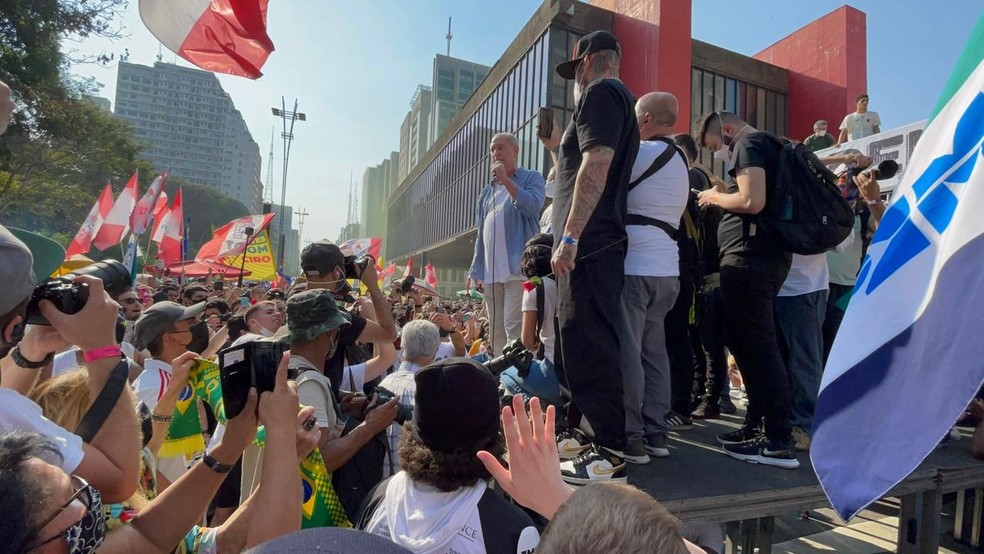 Ciro Gomes discursa em carro de som em protesto na Paulista - Foto: TV Globo