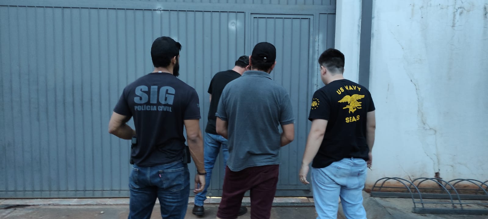 Suspeito chega na sede da SIG em Nova Andradina - Foto: Jornal da Nova