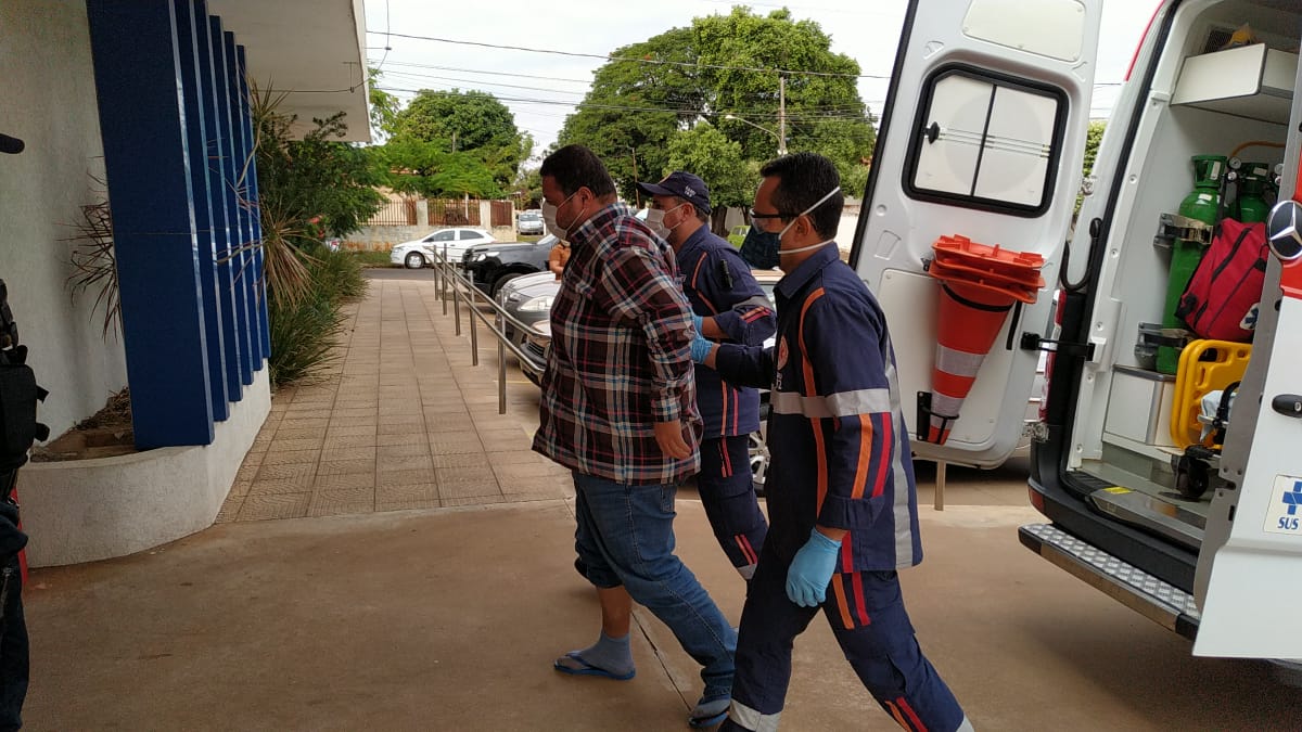 Alexandre chegando na Cassems, ap&oacute;s passar mal na Delegacia de Pol&iacute;cia - Foto: Arquivo/Jornal da Nova