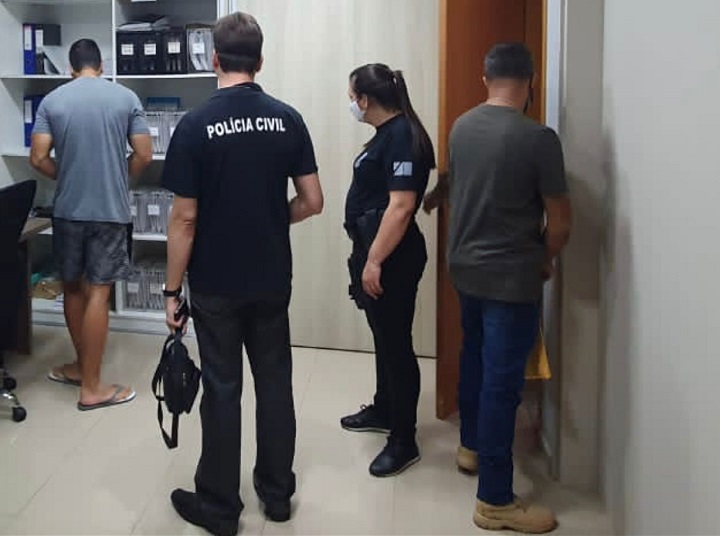 Equipe policial realizando buscas - Foto: Polícia Civil/Divulgação