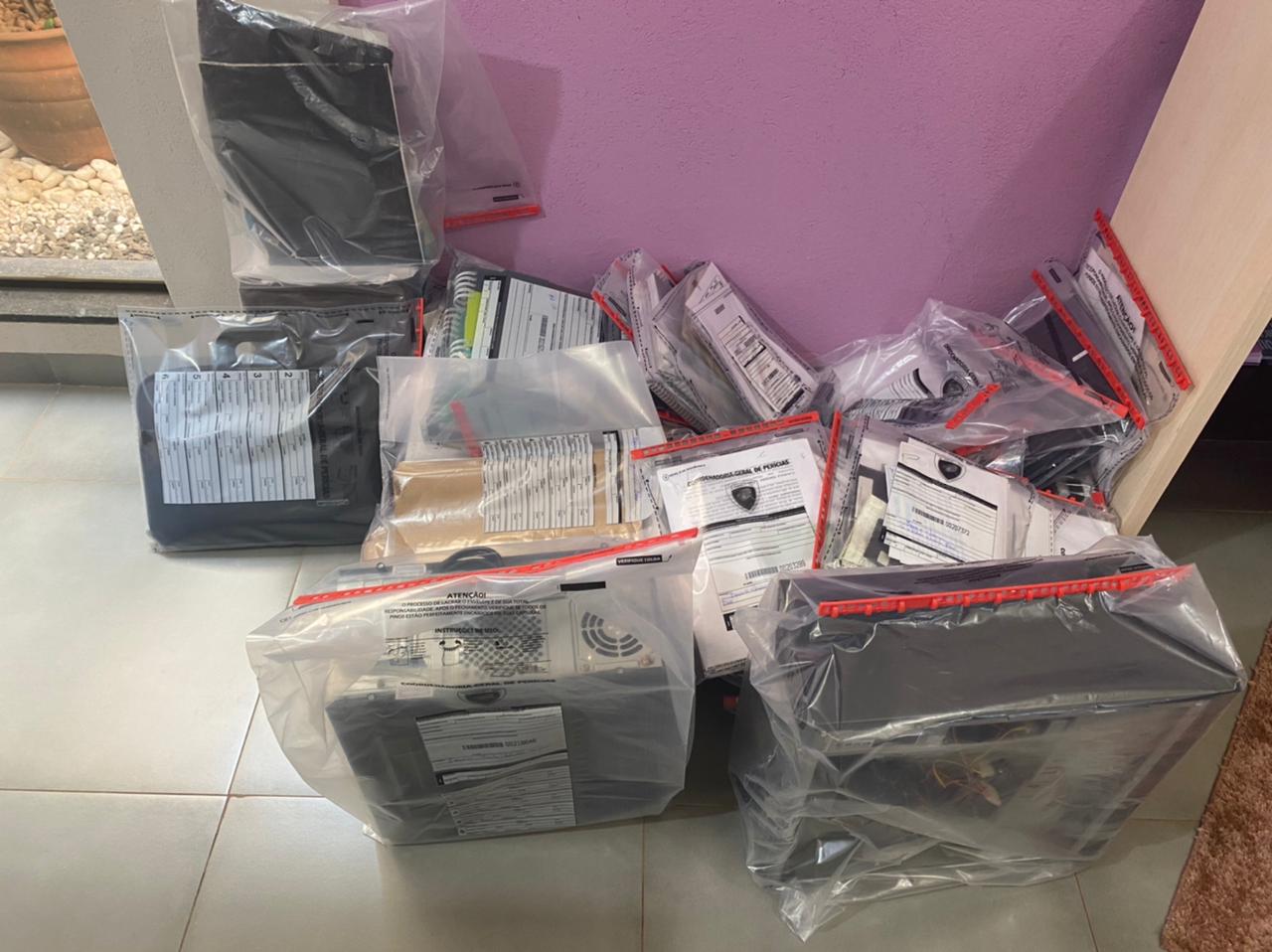 Material eletrônico apreendido durante a operação - Foto: Polícia Civil/Divulgação