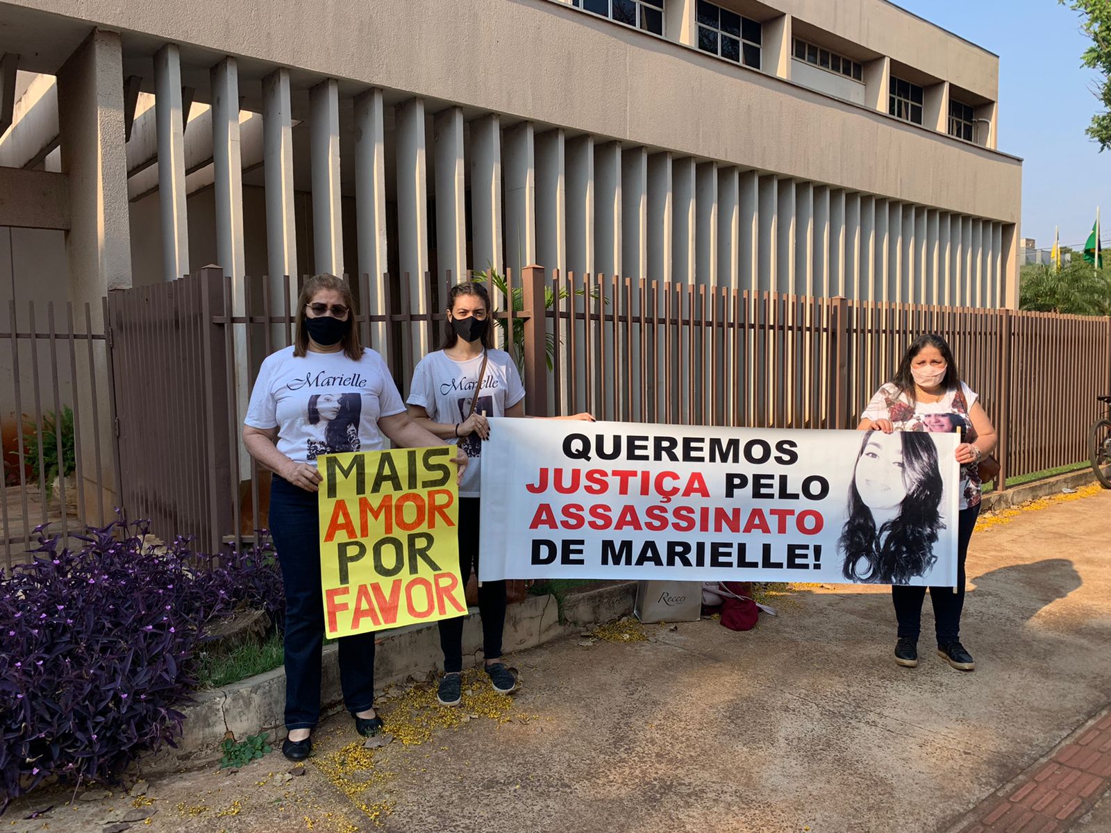 Familiares e amigos da v&iacute;tima fizeram protesto em frente ao F&oacute;rum durante o julgamento - Foto: WhatsApp/Jornal da Nova