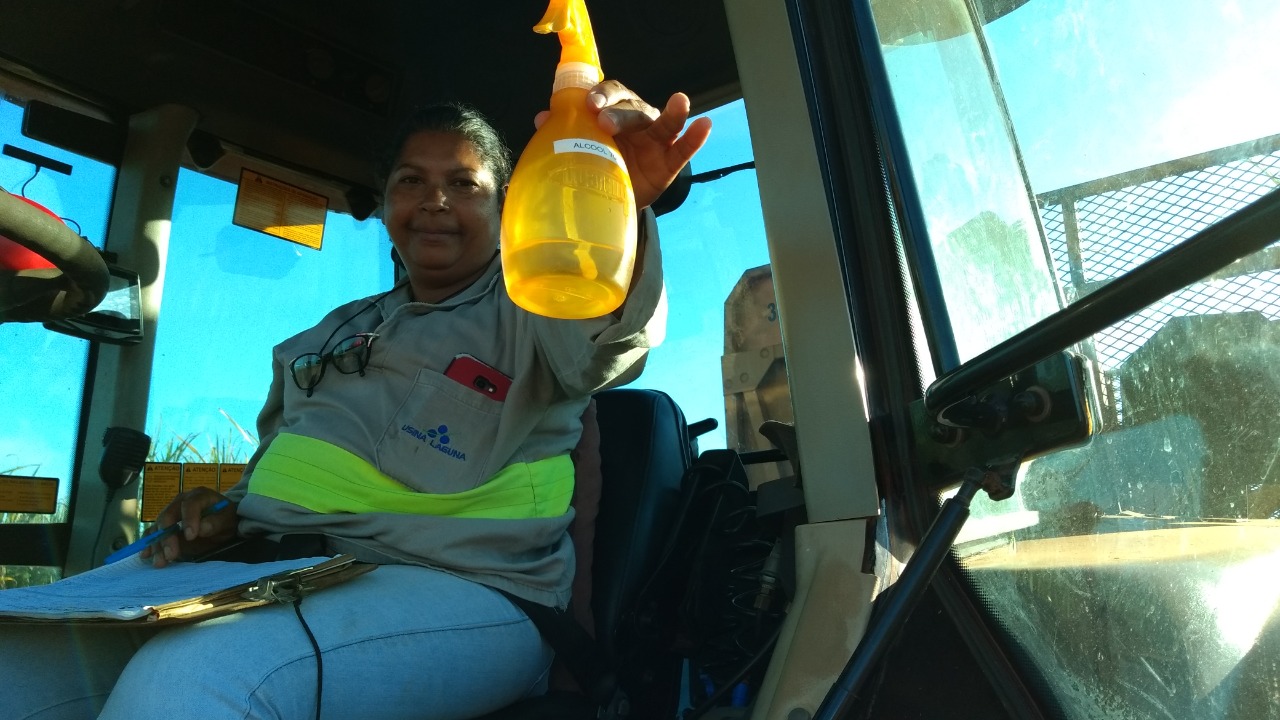 Funcion&aacute;ria mostrando &aacute;lcool 70% - Foto: Divulga&ccedil;&atilde;o 