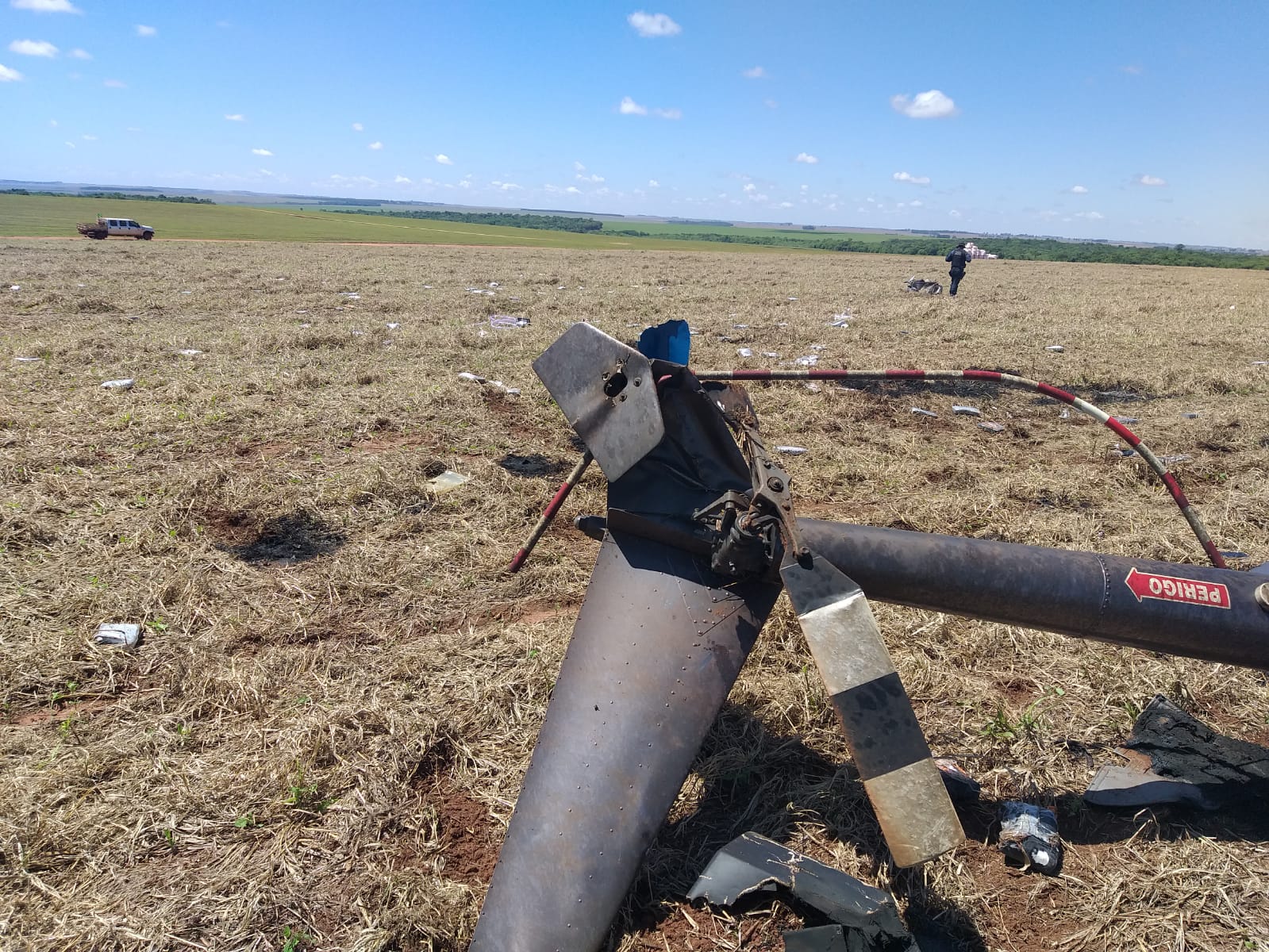 Destroços da aeronave no local da queda e tabletes de cocaína espalhados - Foto: Polícia Civil/Divulgação 