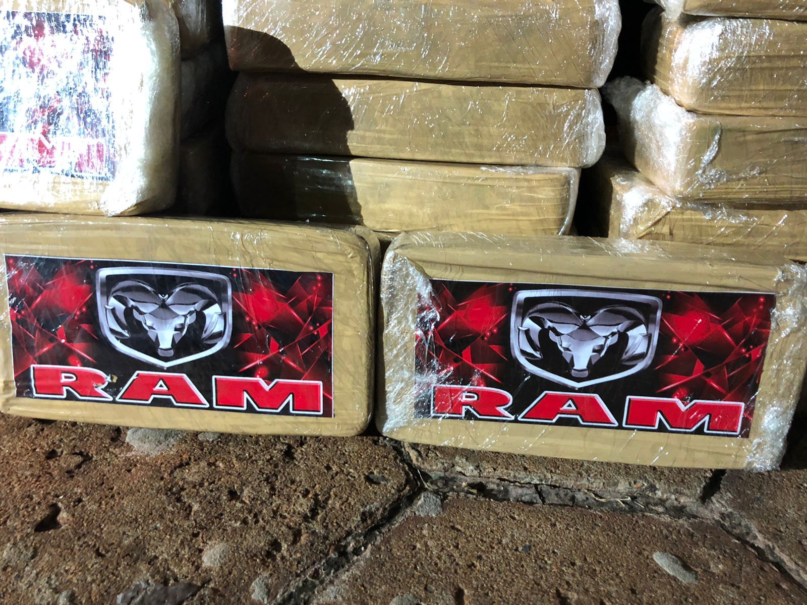 A droga, que estava escondida em um fundo falso dentro da cabine, foi identificada como coca&iacute;na na forma de pasta-base &ndash; Foto: Pol&iacute;cia Federal/Divulga&ccedil;&atilde;o 