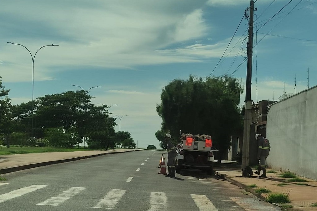 Funcionários no local onde ocorre falta de energia no dia 26 por volta das 7h50 - Foto: Jornal da Nova