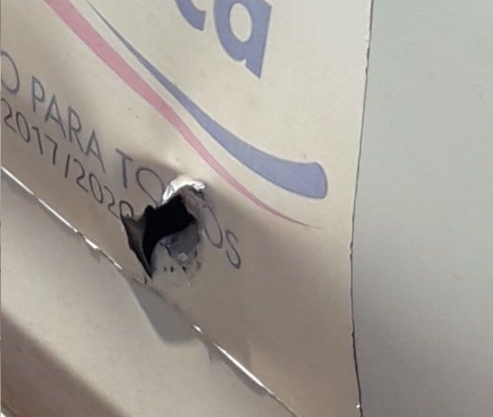 Porta do carro da sa&uacute;de danificada - Foto: Jornal da Nova