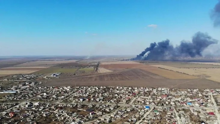 Fumaça vinda do aeroporto de Kherson é registrada por drone - Foto: Reprodução/Telegram