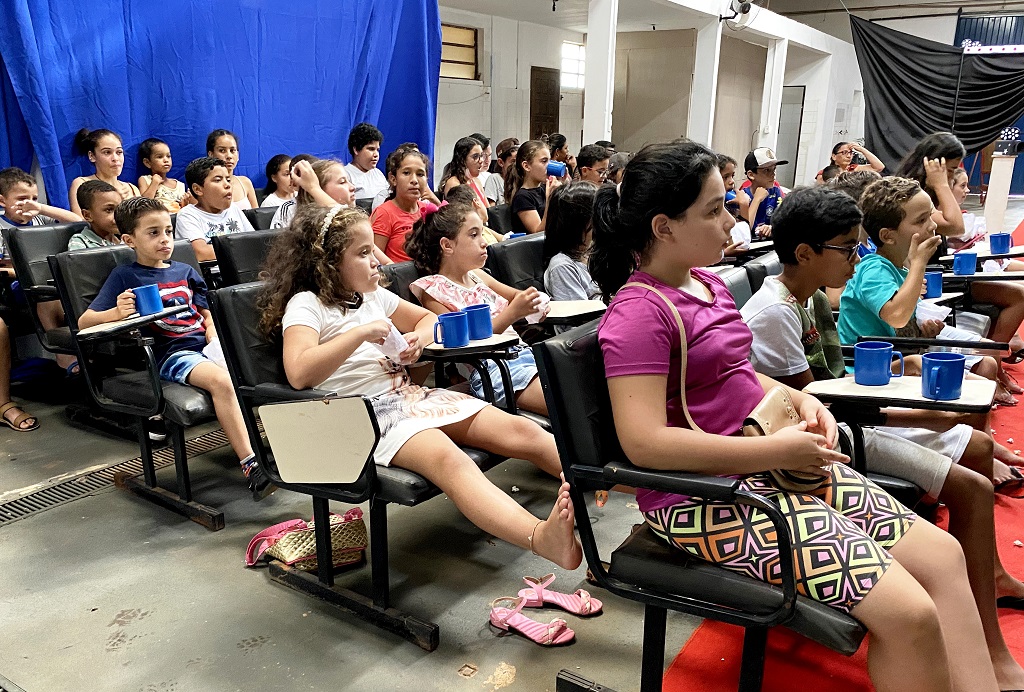 Crian&ccedil;as curtem sess&atilde;o com pipoca em m&atilde;os e muita aten&ccedil;&atilde;o &agrave; telona - Foto: Prefeitura de Bataypor&atilde;