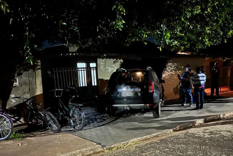 Condutora do veículo Duster tentou fuga e acabou colidindo no muro de residência - Foto: WhatsApp/Jornal da Nova