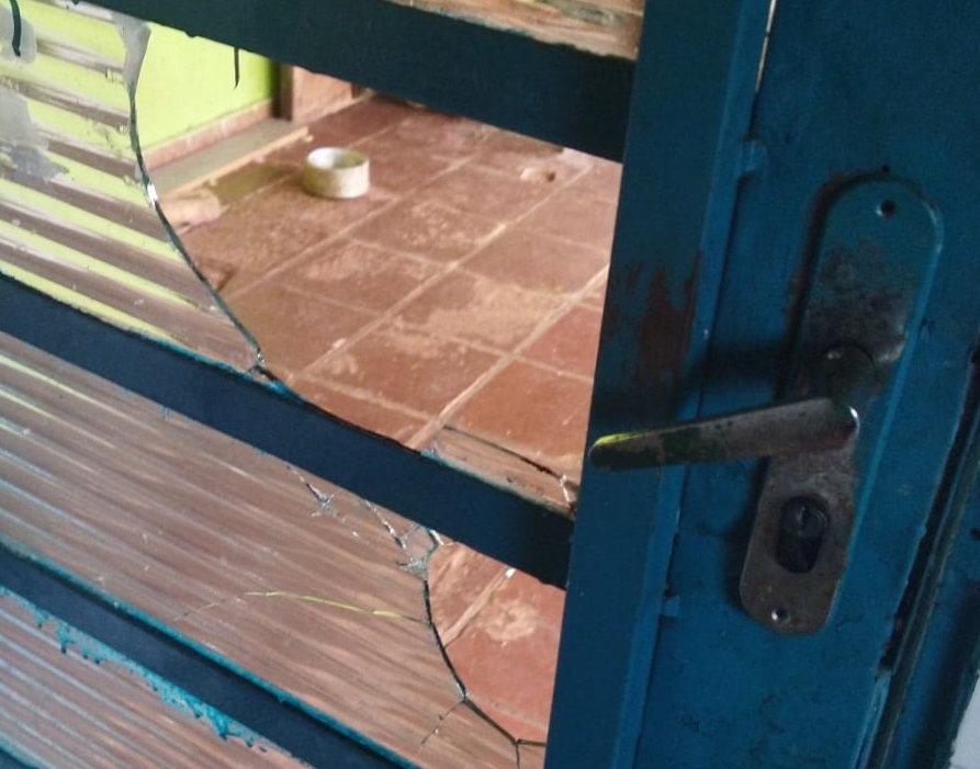 Porta da casa da vítima arrombada pelos ladrões - Foto: WhatsApp/Jornal da Nova